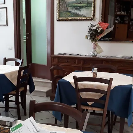 Girosa לינה וארוחת בוקר